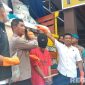 Caption: Kanit dan Kasat Reskrim, dampingi Kapolres Sampang tunjukkan tersangka dan barang bukti truk bermuatan pupuk bersubsidi, (dok. regamedianews). 