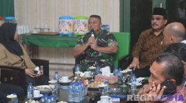 Caption: Dandim 0828 Sampang (Letkol Czi Suprobo Harjo Subroto) sampaikan sambutannya  saat silaturahmi dengan komponen masyarakat. 