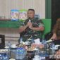 Caption: Dandim 0828 Sampang (Letkol Czi Suprobo Harjo Subroto) sampaikan sambutannya  saat silaturahmi dengan komponen masyarakat. 