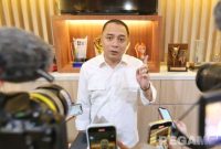 Caption: Walikota Surabaya Eri Cahyadi saat diwawancara awak media, (sumber foto, dokumentasi Pemkot Surabaya). 