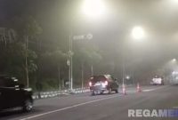 Caption: terlihat jalan raya Jaksa Agung Suprapto Sampang tampak berkabut, (dok. regamedianews). 