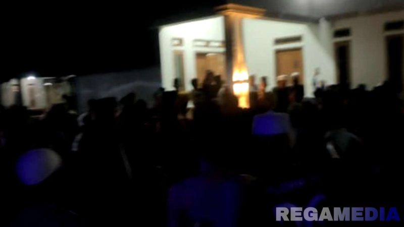 Caption: potongan video saat warga menggeruduk rumah perempuan di Desa Blu'uran yang dimasuki seorang pria, (dok. regamedianews). 