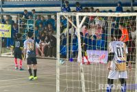 Caption: Maulid (kiper) tampak menjaga gawangnya agar tidak kebobolan dari tendangan bola lawan, (dok. regamedianews). 