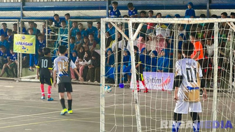 Caption: Maulid (kiper) tampak menjaga gawangnya agar tidak kebobolan dari tendangan bola lawan, (dok. regamedianews). 