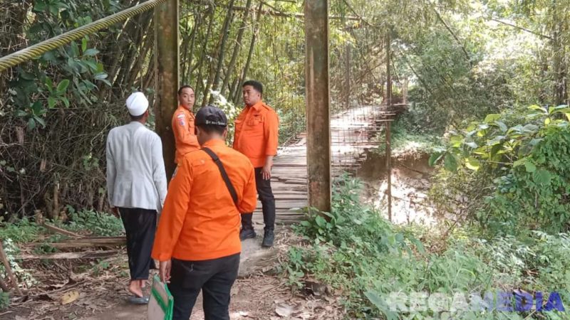 Caption: personel BPBD Sampang dan Agisena BPBD Jatim saat survei ke lokasi jembatan gantung di Desa Rohayu. 