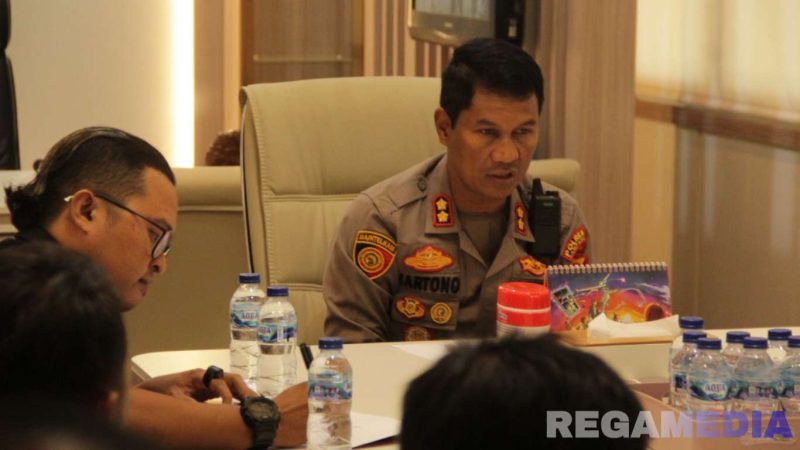 Caption: Kapolres Sampang AKBP Hartono menerima saran dan menyampaikan arahannya terhadap pengurus PWS. 