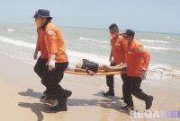 Caption: sejumlah personel BPBD Kabupaten Sampang evakuasi korban kapal tenggelam, (dok. simulasi). 