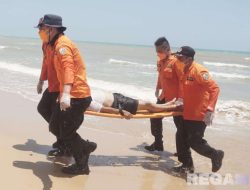 Tim BPBD Sampang Evakuasi Korban Kapal Tenggelam