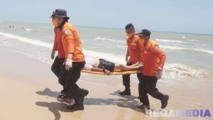 Tim BPBD Sampang Evakuasi Korban Kapal Tenggelam
