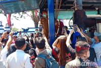 Caption: Kepala BNNP Jatim didampingi Bupati Sampang memusnahkan puluhan kilogram narkotika kedalam mesin pemusnah, (dok. regamedianews). 