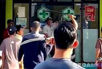 Caption: potongan video viral, sejumlah warga tampak ricuh dan bersenjata tajam, (dok. regamedianews). 