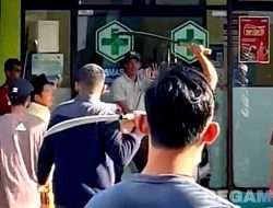Mencekam, Warga Bersajam Geruduk Puskesmas Geger Bangkalan