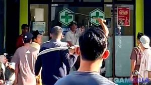 Mencekam, Warga Bersajam Geruduk Puskesmas Geger Bangkalan
