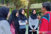 Caption: Ketua Pembinaan Prestasi KONI Sampang (Moh Kusairi), saat memberikan arahan kepada atlet, (dok. regamedianews). 