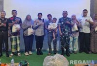 Caption: perwakilan Forkopimda pose bersama Plt Karutan Sampang usai baksos dalam momen peringatan HBP ke-61. 