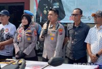 Caption: Kapolres Bangkalan (AKBP Hendro Sukmono) beberkan pengungkapan kasus begal guru SD, (dok. regamedianews). 