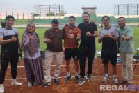 Caption: Kepala BPJS Ketenagakerjaan Cabang Madura pose bersama Luiz Marcelo Morais Dos Reis pemain Madura United. 