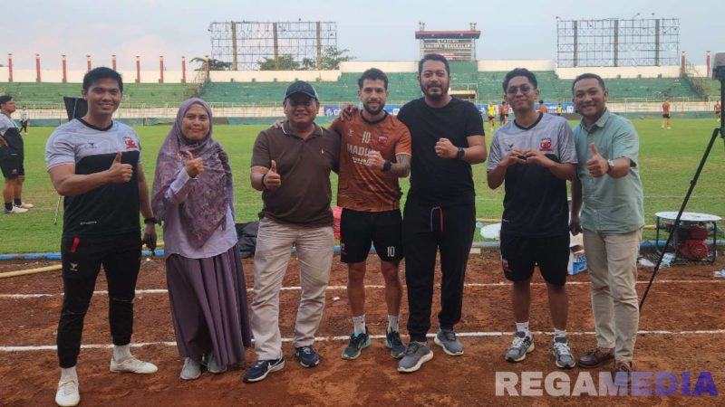Caption: Kepala BPJS Ketenagakerjaan Cabang Madura pose bersama Luiz Marcelo Morais Dos Reis pemain Madura United. 