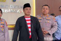 Caption: Kepala Kepolisian Resor Bangkalan AKBP Hendro Sukmono berpakaian adat Madura, (dok. regamedianews). 