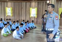Caption: Kasat Lantas Polres Sampang (AKP Sigit Ekan Sahudi) mensosialisasikan budaya tertib berlalulintas kepada santri. 