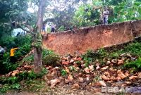 Caption: Tim BPBD Sampang saat melaksanakan assessment longsor di Desa Kotah Jrengik, (dok. regamedianews). 
