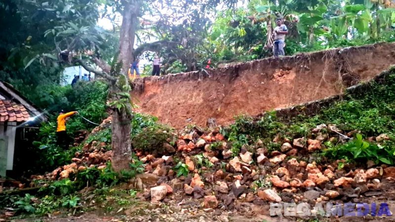 Caption: Tim BPBD Sampang saat melaksanakan assessment longsor di Desa Kotah Jrengik, (dok. regamedianews). 