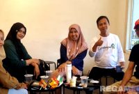 Caption: aktivis perempuan Madura Development Watch bersama Ketua L-KPK Sampang, (dok. regamedianews). 
