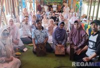Caption: pose bersama alumni SMADA Sampang tahun 2000 saat gelar 'Temuh Kerong', (dok. regamedianews). 