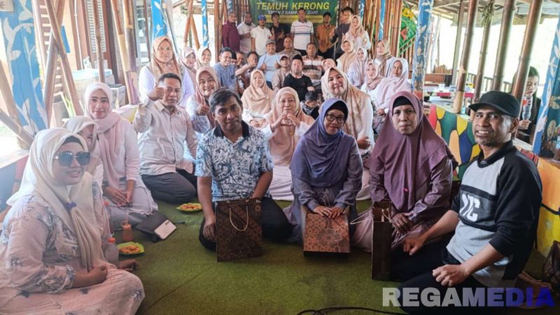 Caption: pose bersama alumni SMADA Sampang tahun 2000 saat gelar 'Temuh Kerong', (dok. regamedianews). 