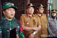 Caption: Dandim 0828, didampingi Bupati, Wabup dan Wakapolres Sampang saat diwawancara awak media usai upacara pembukaan TMMD ke-124, (dok. regamedianews). 