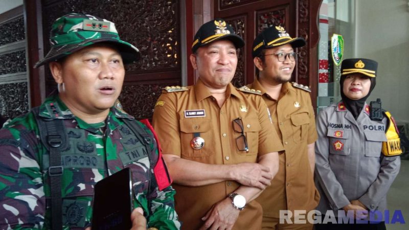 Caption: Dandim 0828, didampingi Bupati, Wabup dan Wakapolres Sampang saat diwawancara awak media usai upacara pembukaan TMMD ke-124, (dok. regamedianews). 