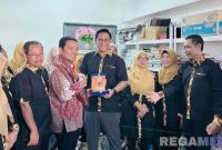 Caption: Dosen Fakultas Bahasa dan Seni Universitas Negeri Surabaya (Unesa) pose bersama di sanggar belajar daerah Klang dan Sekolah Indonesia Kuala Lumpur. 