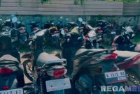 Caption: tampak puluhan sepeda motor hasil razia terparkir di halaman Mapolres Bangkalan, (dok. regamedianews). 