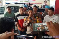 Caption: Kapolres Sampang AKBP Hartono beberkan pemicu terjadinya insiden berdarah di halaman RSD Ketapang, (dok. regamedianews). 