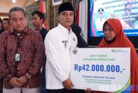 Caption: Kepala BPJS Ketenagakerjaan Cabang Madura dampingi Bupati Bangkalan secara simbolis menyerahkan santunan jaminan kematian kepada pekerja rentan petani. 