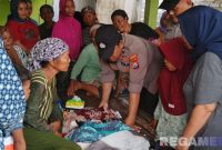 Caption: dikerumuni warga, anggota Polsek Karang Penang saat melihat kondisi bayi perempuan yang ditemukan. 