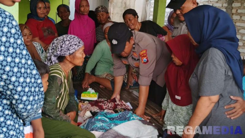 Caption: dikerumuni warga, anggota Polsek Karang Penang saat melihat kondisi bayi perempuan yang ditemukan. 