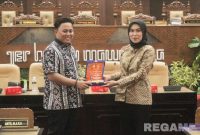 Caption: penyerahan cinderamata usai MPM Unesa menggelar peningkatan kapasitas mahasiswa kolaborasi dengan DPRD Jawa Timur. 