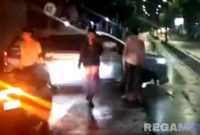Caption: potongan video, tampak mobil Avanza yang mengalami kecelakaan menutupi akses jalan raya Diponegoro, (dok. regamedianews). 