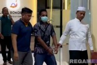 Caption: Kapolsek Sokobanah bersama anggotanya saat hendak melimpahkan pelaku narkotika asal Pamekasan ke Satresnarkoba Polres Sampang. 