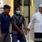 Caption: Kapolsek Sokobanah bersama anggotanya saat hendak melimpahkan pelaku narkotika asal Pamekasan ke Satresnarkoba Polres Sampang. 