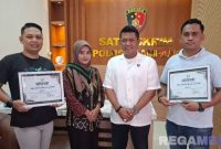 Caption: Ketua Kohati Cabang Sampang (Uswatun Hasanah), pose bersama dengan Kasat Reskrim Polres Sampang (AKP Safril Selfianto) usai berikan reward. 