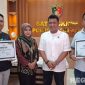 Caption: Ketua Kohati Cabang Sampang (Uswatun Hasanah), pose bersama dengan Kasat Reskrim Polres Sampang (AKP Safril Selfianto) usai berikan reward. 