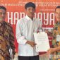 Caption: pihak Lapas Narkotika Pamekasan saat menyerahkan remisi khusus kepada Oh King Guan napi asal Malaysia. 