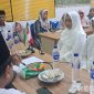 Caption: momen pengucapan kalimat syahadat oleh ibu dan anak di Kantor PCNU Sampang, (dok. regamedianews). 