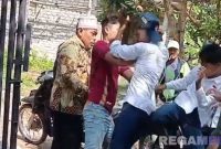 Caption: potongan video kejadian penganiayaan didepan sekolah Al-Fadlaly Klampis Bangkalan, (dok. regamedianews). 
