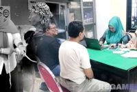 Caption: petugas Puskesmas Kamoning saat mendata dan memberikan pelayanan kesehatan gratis kepada masyarakat (dok. regamedianews). 