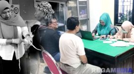 Caption: petugas Puskesmas Kamoning saat mendata dan memberikan pelayanan kesehatan gratis kepada masyarakat (dok. regamedianews). 