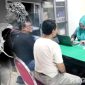 Caption: petugas Puskesmas Kamoning saat mendata dan memberikan pelayanan kesehatan gratis kepada masyarakat (dok. regamedianews). 