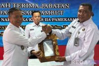 Caption: Kalapas Narkotika Pamekasan yang baru (Kusnan) berjabat tangan dengan Kalapas yang lama (Fathorrosi). 
